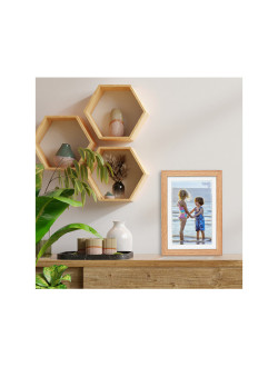 Digitaler Bildrrahmen mit Motiv hoch vor einer Wand