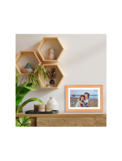 Digitaler Bildrrahmen mit Motiv quer vor einer Wand